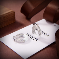 Bottega Veneta's new artistic earrings are made of brass with carved patterns!