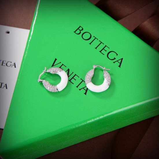 Bottega Veneta's new artistic earrings are made of brass with carved patterns!