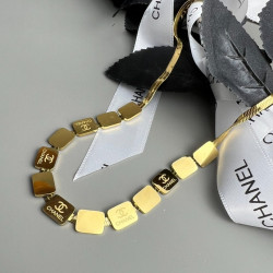 Chanel clavicle necklace is very exquisite. It's also very nice to fold and match very well