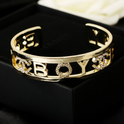 Chanel's new double C bracelet is exquisite in every detail. This design is very beautiful