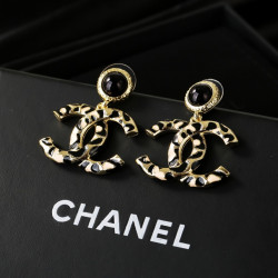 Chanel 2022 new double-sided earrings are exquisite in every detail. This design is very beautiful
