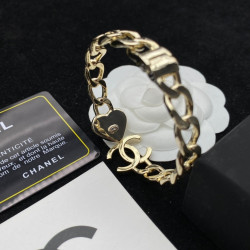 Chanel new double C diamond inlaid fashion temperament Bracelet White Love temperament sweet lady taste love bracelet.