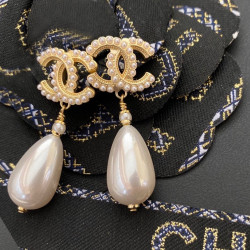 Chanel's latest double C drop letter Pearl Earrings star same pendant earrings are super versatile