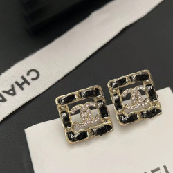 Chanel Swarovski string letter earrings high-end logo word print the most temperament Earrings black gold leather color matching is absolutely unique