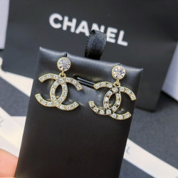 Chanel Swarovski large diamond alphabet earrings earrings are elegant and easy to match with clothes