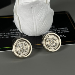 Chanel small fragrance earrings are very versatile. They can be worn in casual style, small fragrance style and ol style