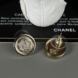 Chanel small fragrance earrings are very versatile. They can be worn in casual style, small fragrance style and ol style