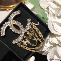 Chanel's new Chanel letter chain tassel brooch is very practical. It can be pinned on a suit collar, pocket, hat, belt or evening dress