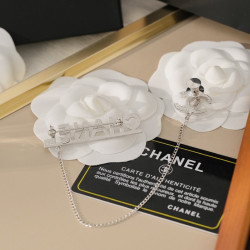 Chanel letter double C Rhinestone chain Brooch! It's a very worthwhile item