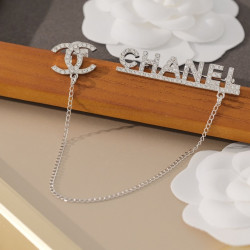 Chanel letter double C Rhinestone chain Brooch! It's a very worthwhile item