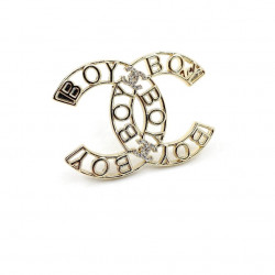 Chanel's new letter hollowed out brooch is simple and fashionable