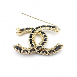 Chanel's new leather brooch is simple and fashionable