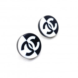 Chanel's new acrylic Round Earrings are simple, fashionable and generous