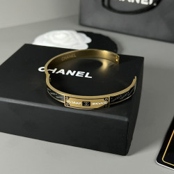 Chanel bracelet, medieval bracelet, the texture is very good. The opening bracelet made of classic high polishing technology is gorgeous and not out of tune