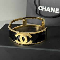 Chanel wide bracelet is beautiful whether it is matched with sweater in autumn and winter or skirt in spring and summer