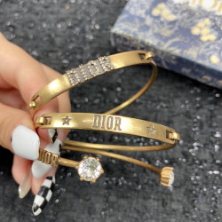 Dior bracelet is a hot selling style. It is a new super fairy with exquisite workmanship