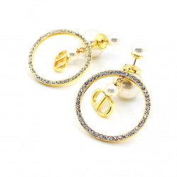 Dior's latest pearl earrings are simple and fashionable, made of ZP brass
