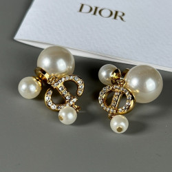 Dior new pearl earrings, Dior earrings are simple without losing the sense of advanced