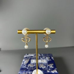 Dior new pearl earrings, Dior earrings are simple without losing the sense of advanced