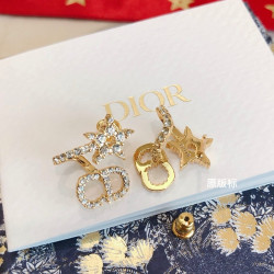 Dior star CD earrings are super suitable for daily wear, simple and beautiful! Ear Studs