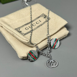 Gucci's double g red and green stripe necklace is a theme linked with ready-made clothes and bag series