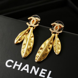 Chanel's new gold leaf earrings are exquisite in every detail. This design is very beautiful
