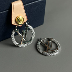 LV Hoop Earrings interpret the classic design. The circular LV logo decoration is inlaid with diamonds and blingbling