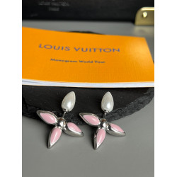 LV earrings, silver with pink, white resin in front, very girlish, sweet and salt, very suitable for daily matching