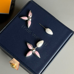 LV earrings, silver with pink, white resin in front, very girlish, sweet and salt, very suitable for daily matching