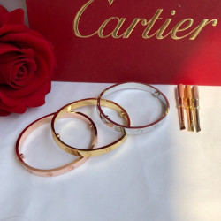 Cartier classic diamond free love bracelet, which has been popular for many years. It is made of sub gold and plated with 18K thick gold without fading