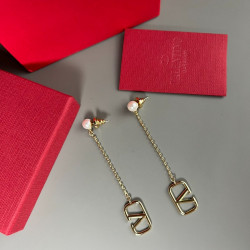 Valentino earrings, simple and generous, with pearls to highlight temperament, great texture and recognition