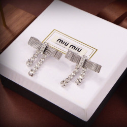 Miumiu Bow Earrings show a simple face shape. They are good for daily matching and look good