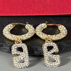 Valentino is full of diamond earrings. Blingbling's earrings are very shiny, simple and generous, fashionable and versatile