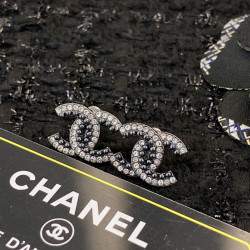 Chanel classic hot selling earrings are all hand-made with beads and diamonds