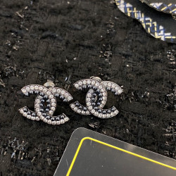 Chanel classic hot selling earrings are all hand-made with beads and diamonds