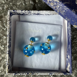 Dior's new earrings, with summer colors, like blue crystals in the ocean, show young colors and vitality and are very girlish