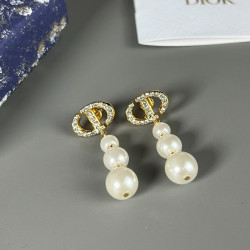 Dior's new pearl earrings and Dior earrings are simple without losing the sense of advanced 00180