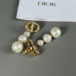 Dior's new pearl earrings and Dior earrings are simple without losing the sense of advanced 00180