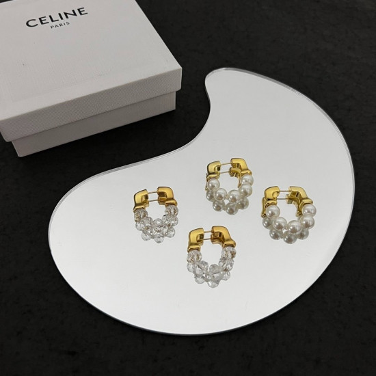 Celine earrings have always been the benchmark in the simple fashion industry. The bold design is never tired of seeing, and it is more fashionable to match