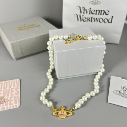 The classic pearl necklace is very suitable for summer