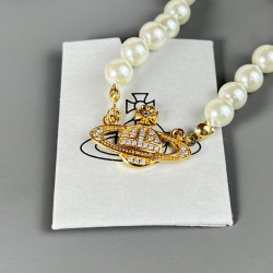 The classic pearl necklace is very suitable for summer