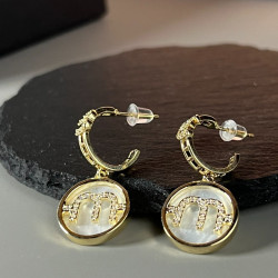 Miu miu earrings are fashionable and exquisite, fully in line with the girl's heart
